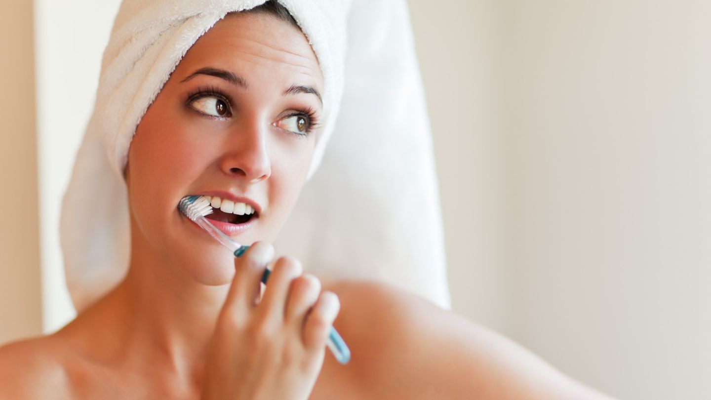 Zähne putzen So wichtig ist die abendliche Routine BRIGITTE.de