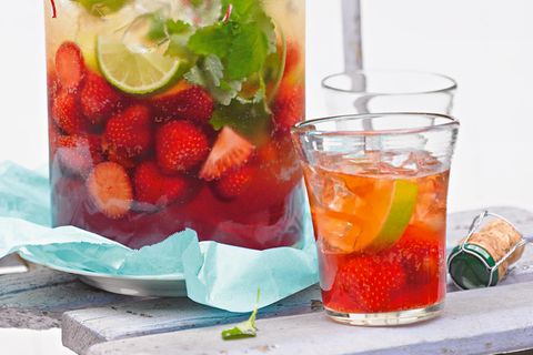 Erdbeerbowle: Bowle mit frischen Erdbeeren im Glas