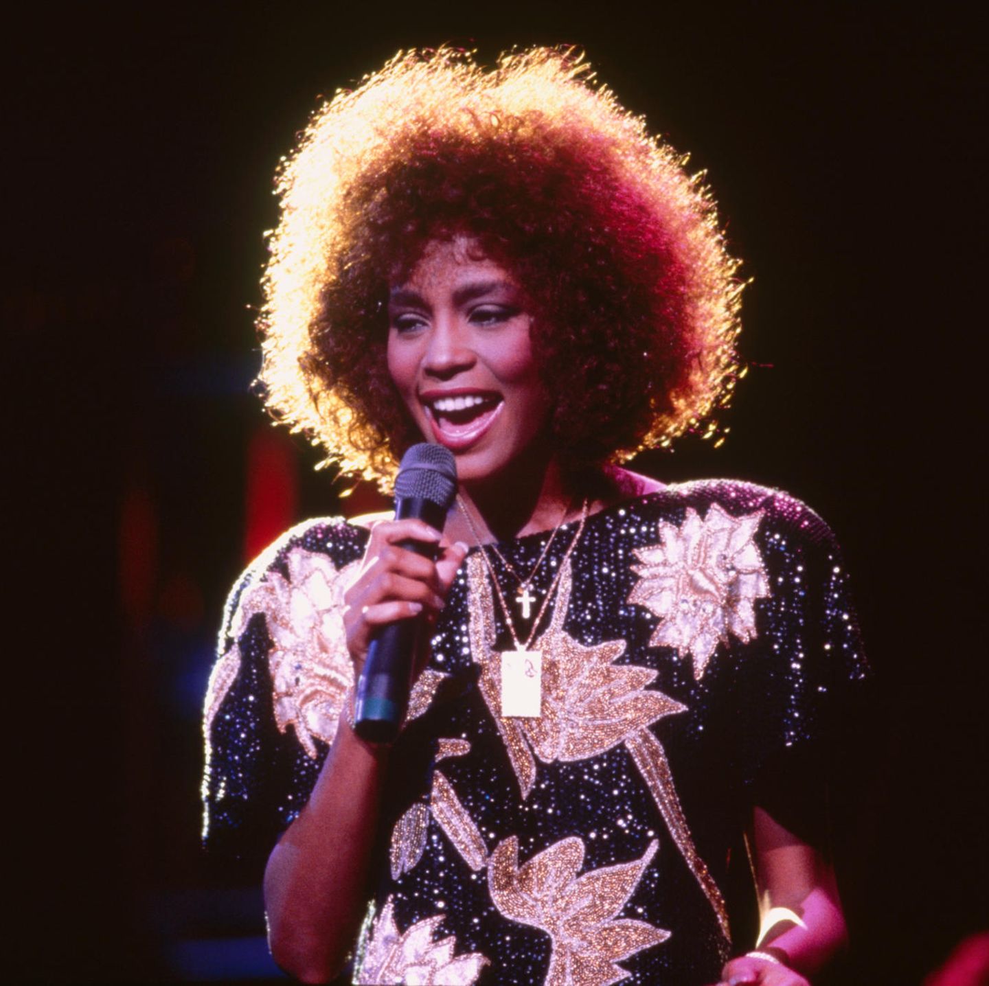 Whitney Houston trägt eine Pailletten-Bluse auf der Bühne