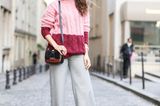 Streetstyle-Bild: Eine Frau trägt einen weiten Pulli zur weiten Hose