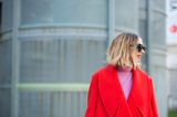 Streetstyle-Bild: Frau im roten Mantel mit rosa Rolli