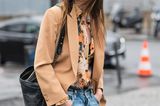 Streetstyle: Caroline de Maigret trägt zu Jeans und Blazer ein weit aufgeknöpfte Bluse