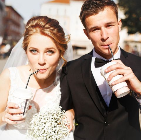 Brautpaar trinkt aus Pappbechern