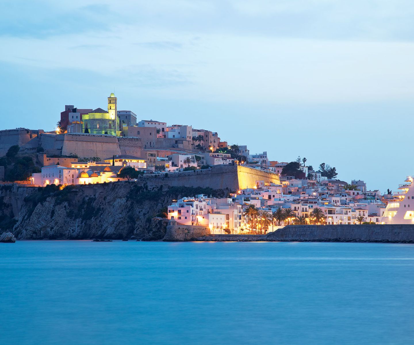 Fort, Wehrmauer und gestapelte Häuschen: Die "Dalt Vila", die Altstadt Eivissas, liegt wie eine Festung über dem Meer.