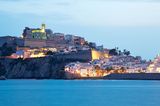 Fort, Wehrmauer und gestapelte Häuschen: Die "Dalt Vila", die Altstadt Eivissas, liegt wie eine Festung über dem Meer.
