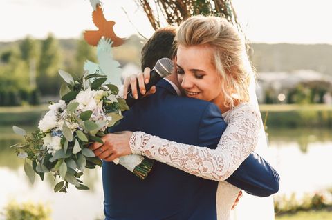 Hochzeitsrede: Brautpaar umarmt sich