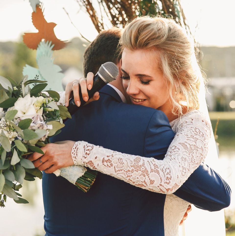 Hochzeitsrede: Brautpaar umarmt sich