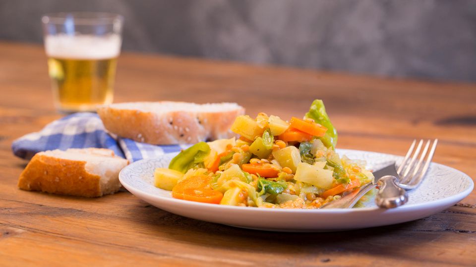 Spitzkohl-Curry mit gebratener Mango