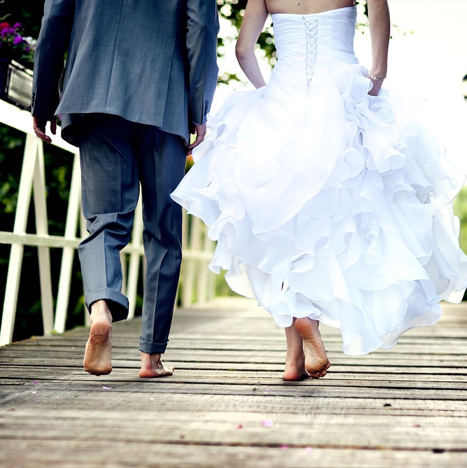 Was ändert sich nach der Hochzeit: Brautpaar geht barfuß