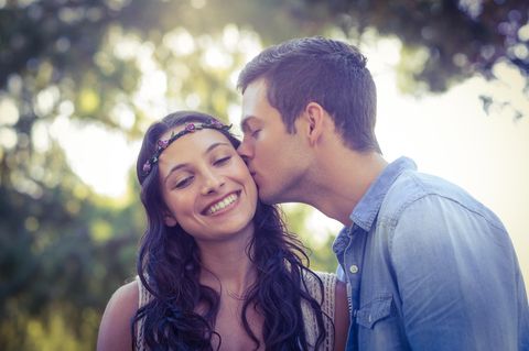 2-2-2-Regel: Mann küsst Frau auf Wange