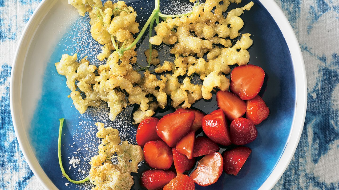 Gebackene Holunderblüten mit marinierten Erdbeeren | BRIGITTE.de Gebackene Holunderblüten mit marinierten Erdbeeren | BRIGITTE.de
