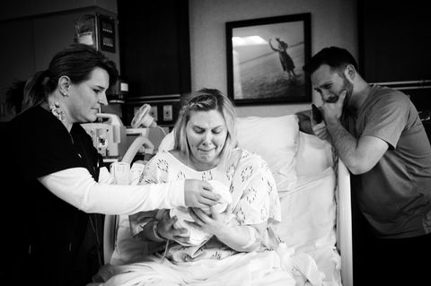 Unglaublich bewegendes Foto: Eltern weinen um ihr totes Baby