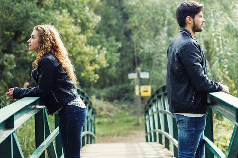 Fehler nach der Trennung: Paar steht auf Brücke