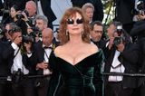 Susan Sarandon in einer Samtrobe in Cannes