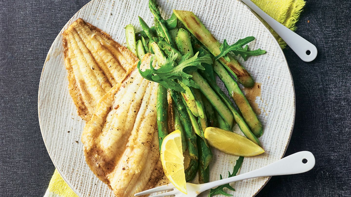 Schollenfilet mit gebratenem Spargel | BRIGITTE.de