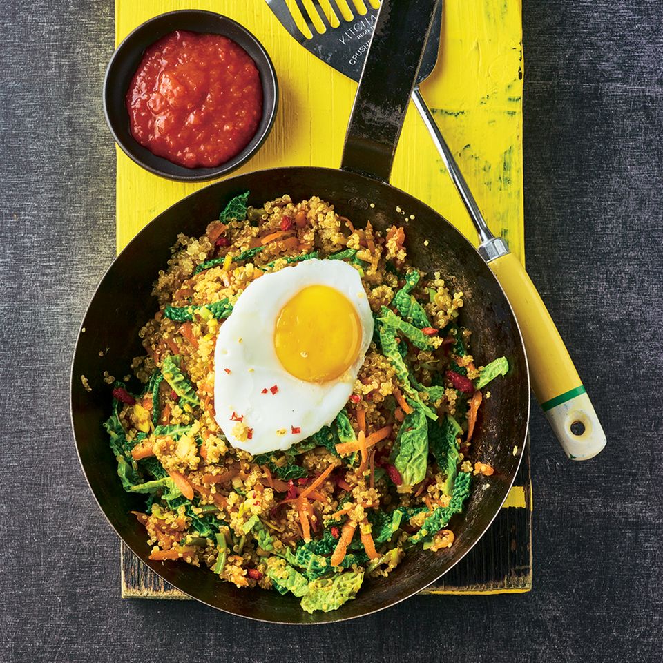 Quinoa-Pfanne mit Wirsing und Spiegelei