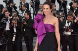 Andie MacDowell in einem asymetrischen Kleid in Cannes 2017