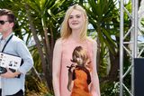 Elle Fanning in einem ausgestellten Minikleid in Cannes 2017