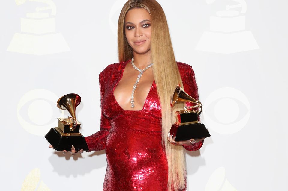 Beyoncé in einem roten Paillettenkleid bei den Grammys
