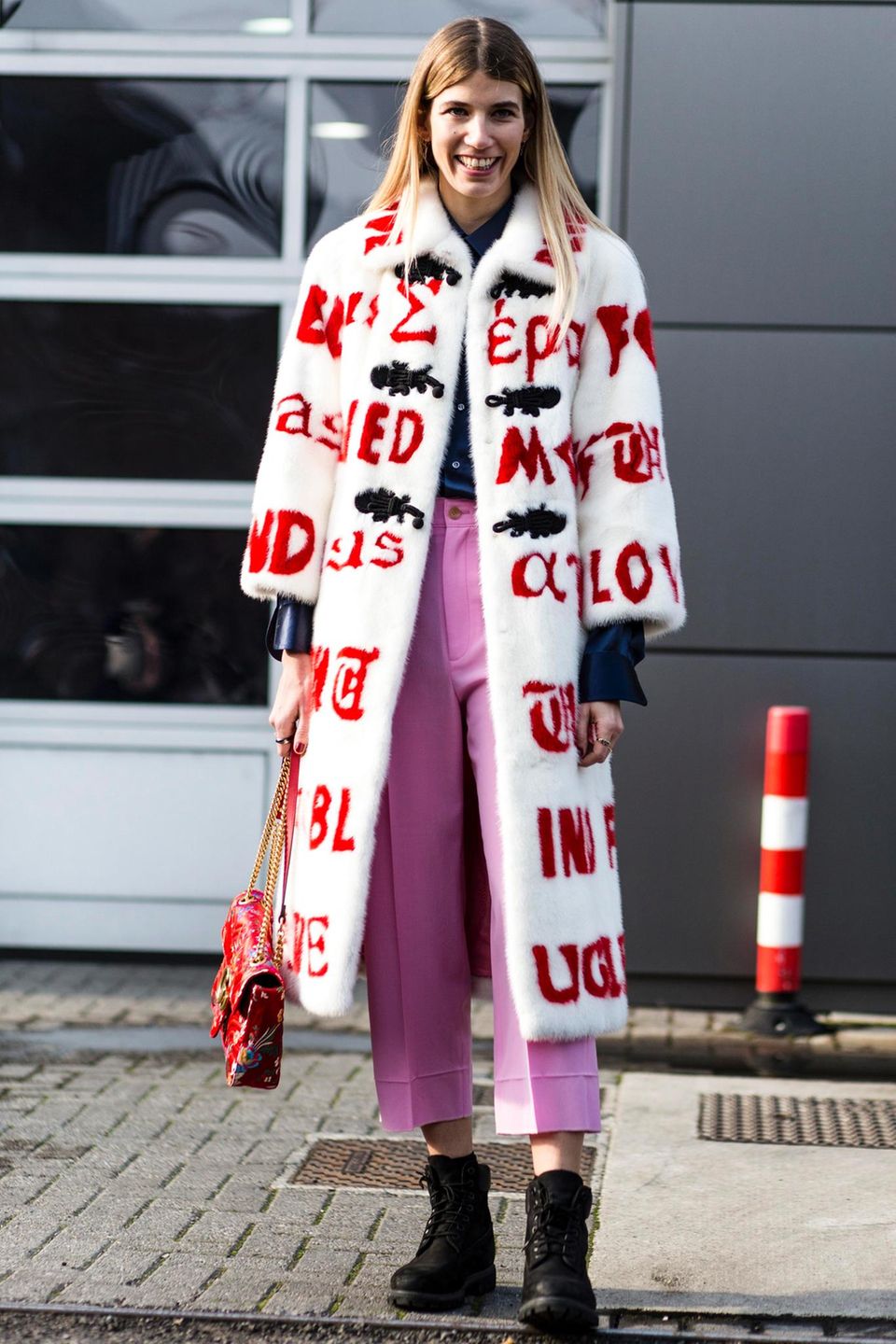 Ugly Fashion - Pelzmantel mit Buchstaben zu pinker Culotte
