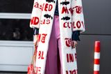 Ugly Fashion - Pelzmantel mit Buchstaben zu pinker Culotte