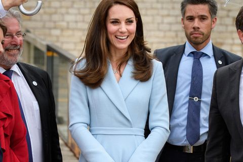 Kate Middleton zeigt ihren klassischen Stil in einem hellblauen Kostüm