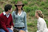 Kate Middleton in einem lindgrünen Pullover und Cowboyhut im Jahr 2005