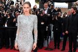 Doutzen Kroes in einem silbernen Kleid mit Schleppe in Cannes 2017