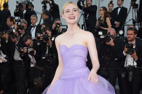 Elle Fanning in einem fliederfarbenen Ballkleid in Cannes 2017