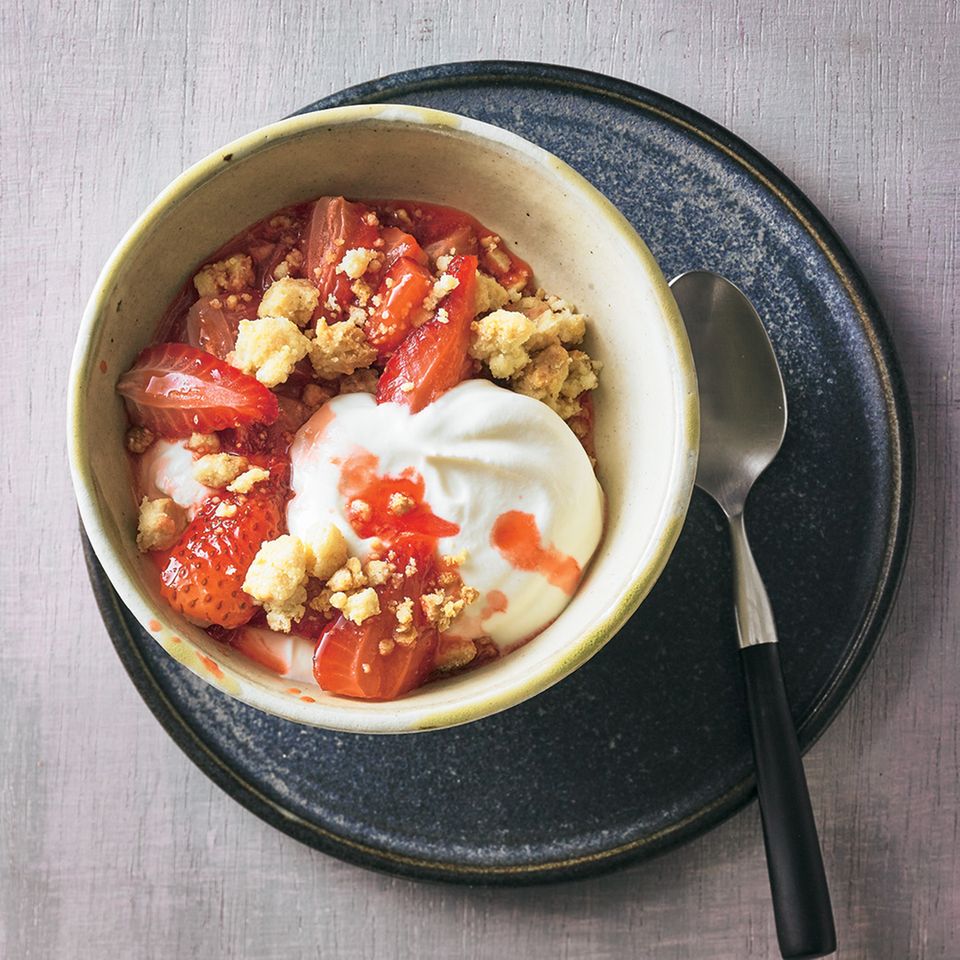 Geröstete Erdbeeren mit Streuseln und Joghurt