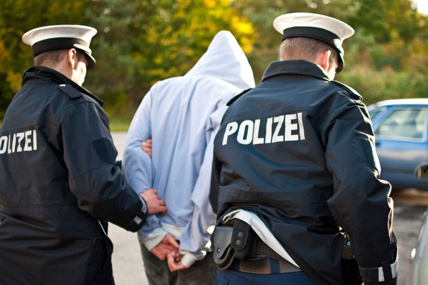 Sex-Täter springt auf der Flucht vor der Polizei in den Rhein
