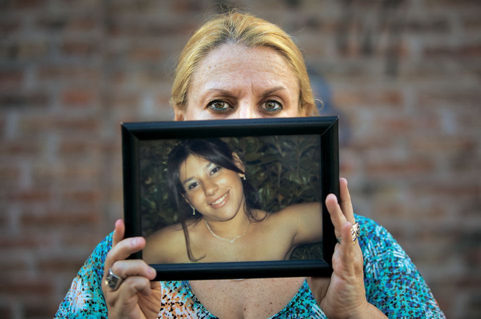 Marcela Moreras zeigt das Bild ihrer Tochter