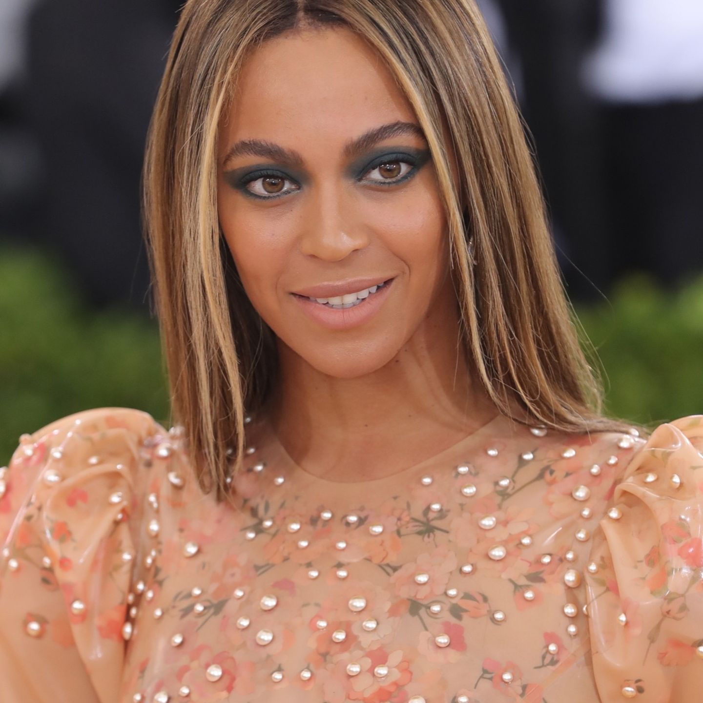 Was wäre eine Forbes-Liste ohne Beyoncé? Keine Ahnung, die hat es schließlich schon eine gefühlte Ewigkeit nicht mehr gegeben. Denn fest steht: was die Sängerin anfasst, wird zu Gold – oder eben zu ein paar hübschen Milliönchen. So 105 zum Beispiel ...