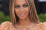 Was wäre eine Forbes-Liste ohne Beyoncé? Keine Ahnung, die hat es schließlich schon eine gefühlte Ewigkeit nicht mehr gegeben. Denn fest steht: was die Sängerin anfasst, wird zu Gold – oder eben zu ein paar hübschen Milliönchen. So 105 zum Beispiel ...