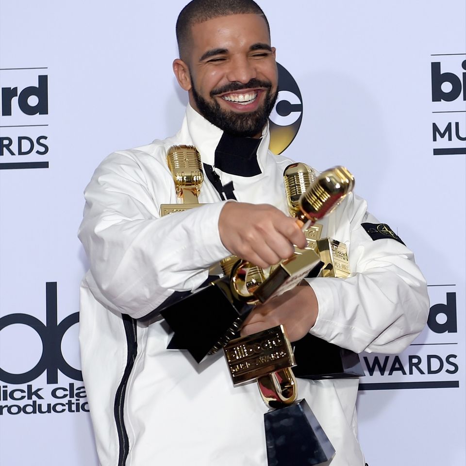 Er ist aus der Musikwelt gerade nicht wegzudenken. Kein Wunder also, dass Drakes Durchhaltevermögen fürstlich belohnt wird. Und 94 Millionen US-Dollar dürften doch Motivation genug sein, um noch ein bisschen weiterzumachen, oder? 