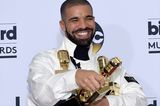 Er ist aus der Musikwelt gerade nicht wegzudenken. Kein Wunder also, dass Drakes Durchhaltevermögen fürstlich belohnt wird. Und 94 Millionen US-Dollar dürften doch Motivation genug sein, um noch ein bisschen weiterzumachen, oder? 