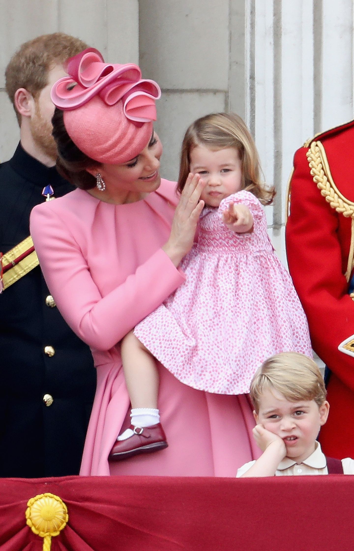 Queen-Geburtstag: So süß stehlen George & Charlotte allen die Show 💞