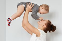 Mutter hält Jungen hoch Kind hochheben