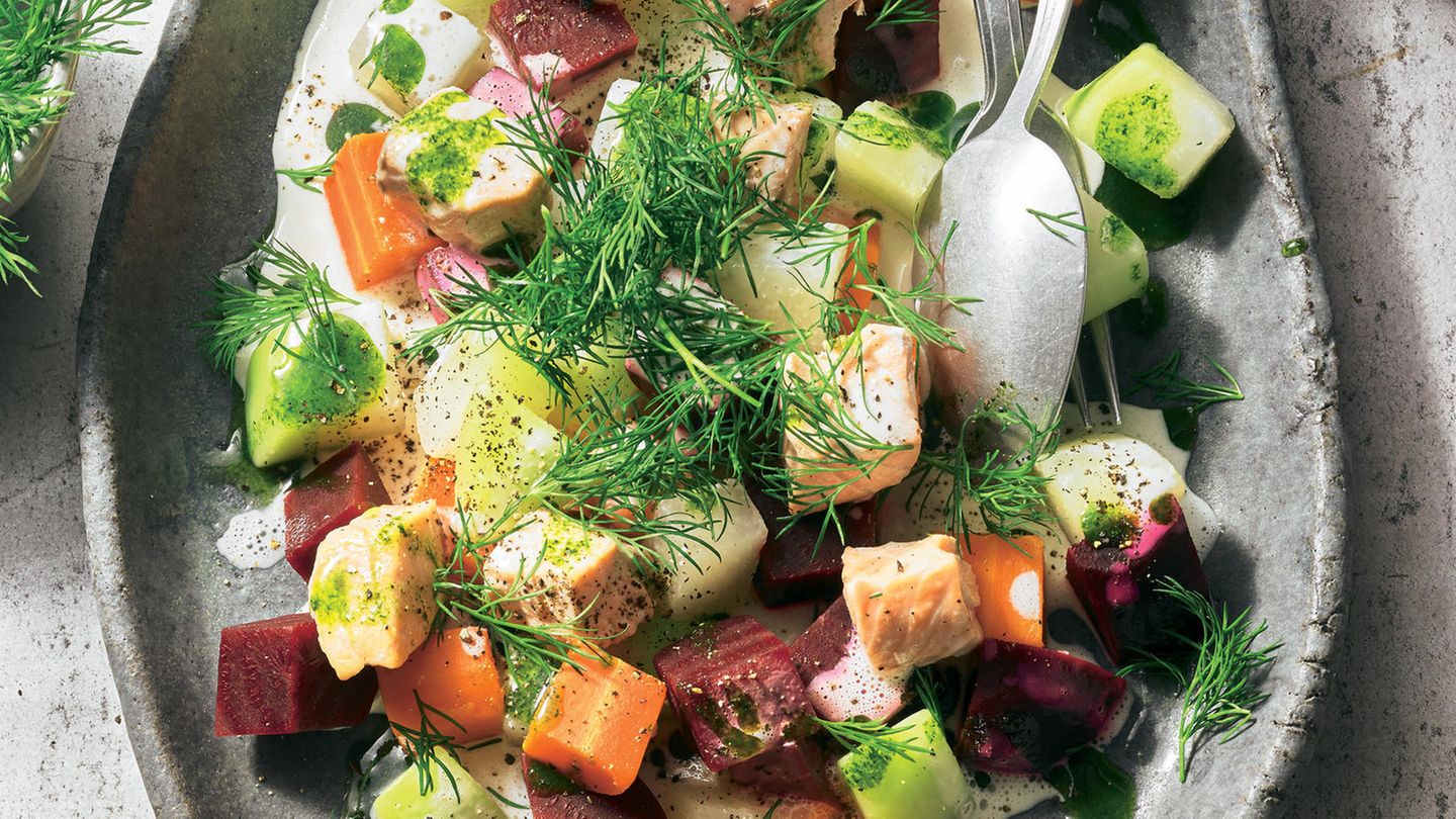 Gemüse-Lachs-Salat mit Buttermilch-Dressing und Dill | BRIGITTE.de