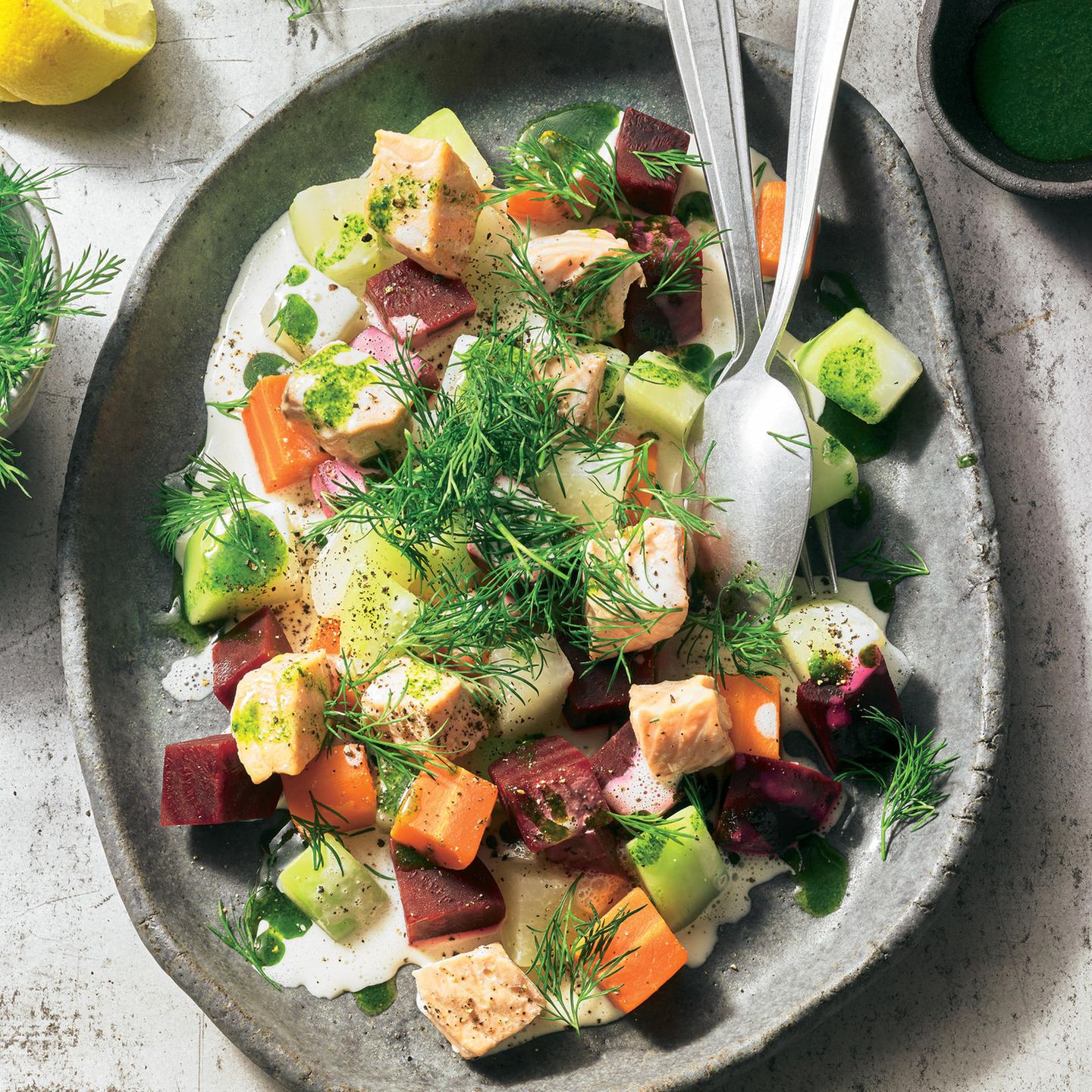 Gemüse-Lachs-Salat mit Buttermilch-Dressing und Dill