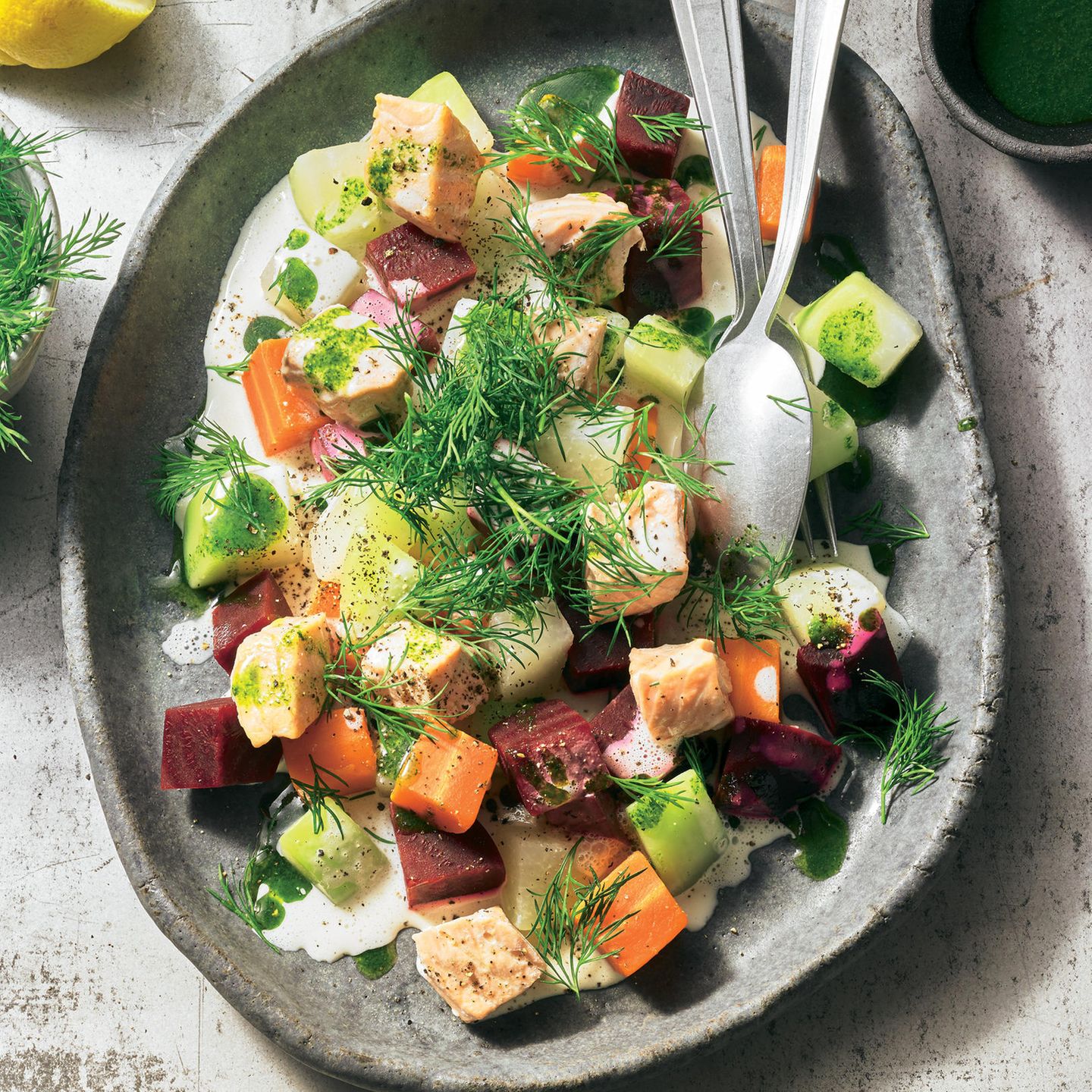 Gemüse-Lachs-Salat mit Buttermilch-Dressing und Dill