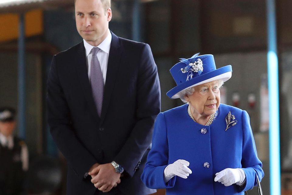 Prinz William und die Queen besuchen die Opfer des Hochhausbrandes in London