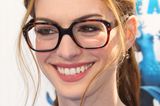 Make-up für Brillenträgerinnen: Schauspielerin Anne Hathaway trägt ein Modell in Horn-Optik