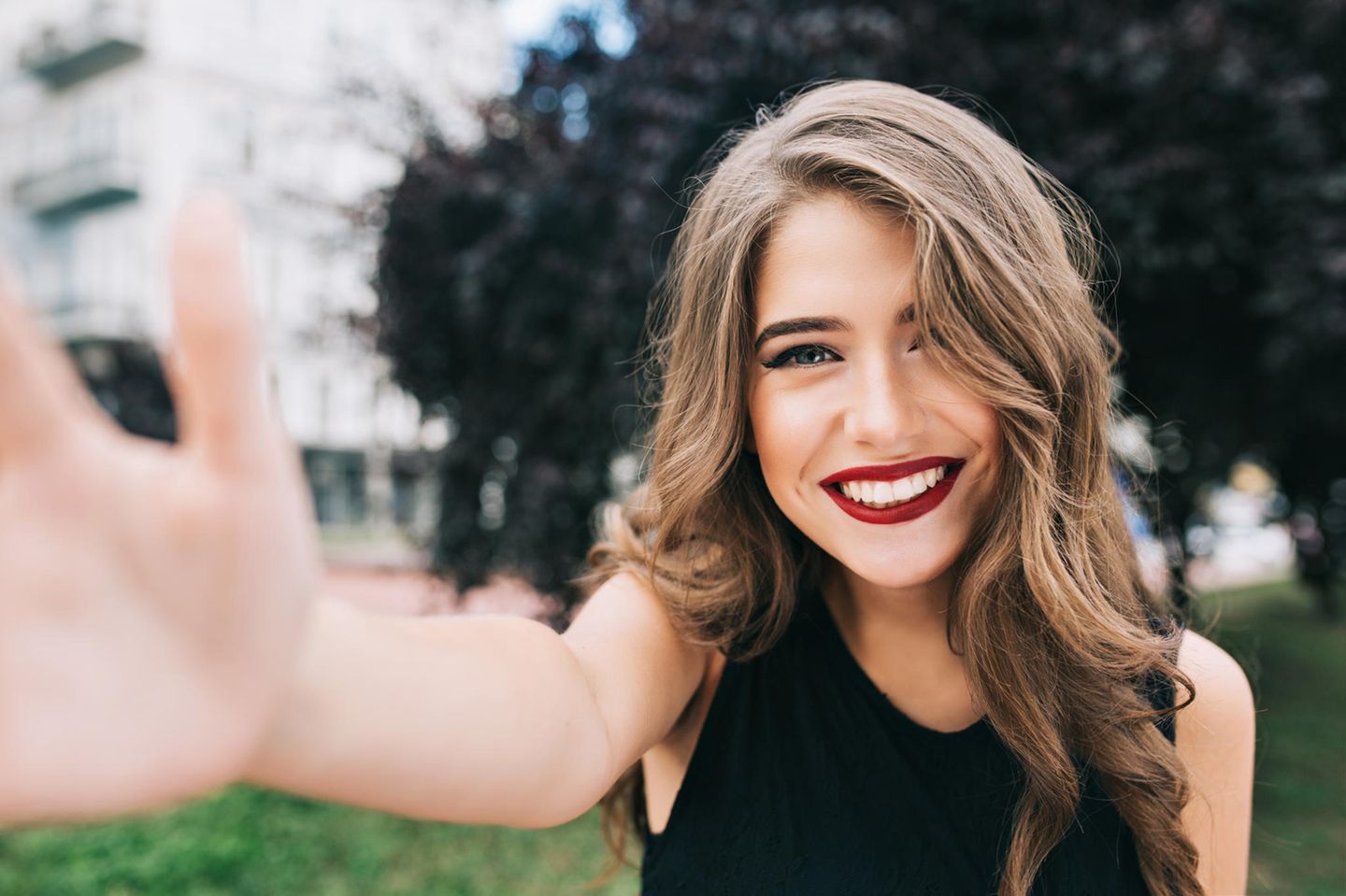 Jünger aussehen mit Make-up-Tricks