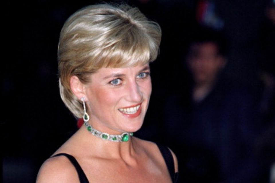 Lady Diana im Sommer 1997 mit dem Collier, aus dem einer der Smaragde nun Meghan Markles Verlobungsring zieren soll.