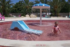 Liebe Mutter am Pool: Bitte verstecke deinen Körper nicht! Liebe Mutter am Pool: Bitte verstecke deinen Körper nicht!