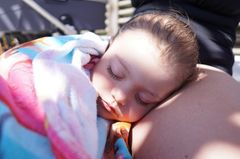Liebe Mutter am Pool: Bitte verstecke deinen Körper nicht! Liebe Mutter am Pool: Bitte verstecke deinen Körper nicht!