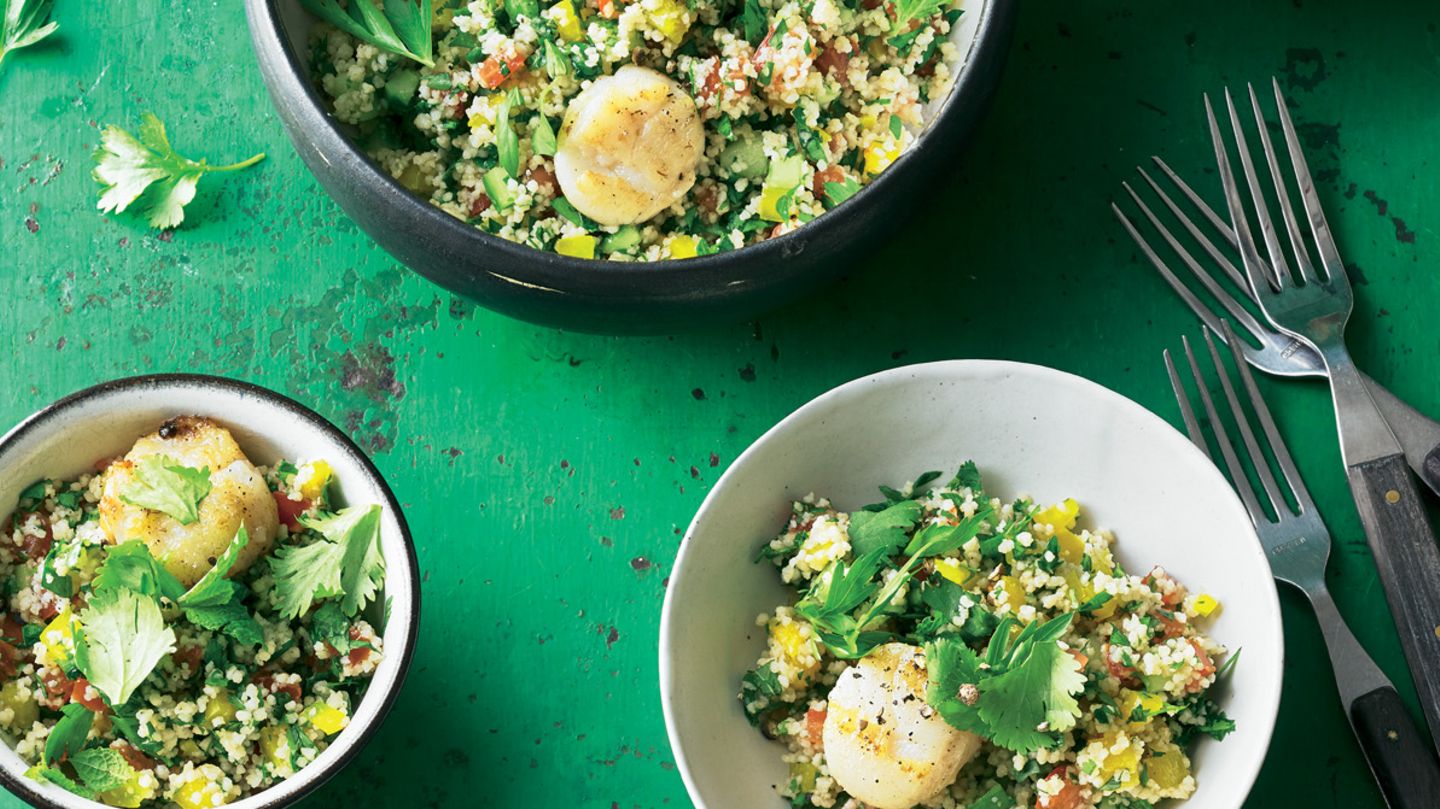 Kräuter-Couscous mit gebratenen Jakobsmuscheln | BRIGITTE.de