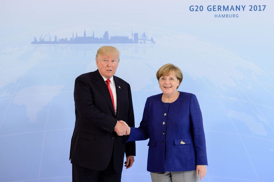 Uuups, schon wieder: Peinlicher Handshake-Gate bei Donald Trump!