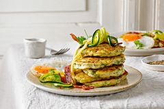 Pancakes mit Kräutern, Zucchini und Bacon Pancakes mit Kräutern, Zucchini und Bacon